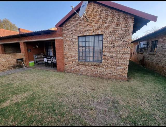 2 BEDROOM TOWNHOUSE FOR SALE IN MEYERTON CENTRAL